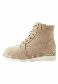 Beige mokka ankle boot, jossa on pyöreä kärki, nauhakiinnitys, pehmustettu kaulus ja valkoinen kumipohja. Eroava ompelu pohjan ympäri.