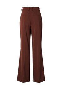 Pantalon marron taille haute à jambes larges avec passants de ceinture, poches passepoilées à l’arrière, coupe ajustée, vu de dos sur fond blanc.