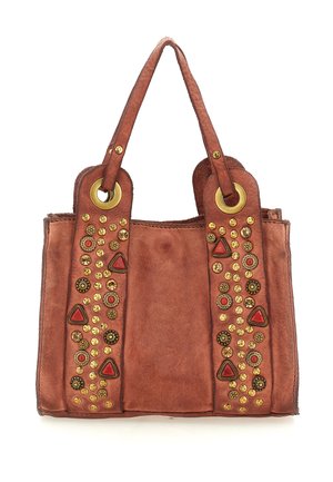 Borsa a tracolla in pelle marrone con due manici, caratterizzata da borchie dorate e decorazioni triangolari e circolari rosse e nere.