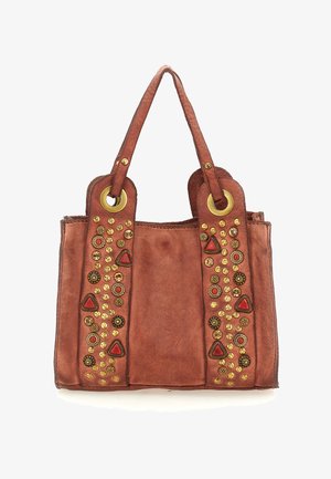 Borsa a tracolla in pelle marrone con due manici, caratterizzata da borchie dorate e decorazioni triangolari e circolari rosse e nere.