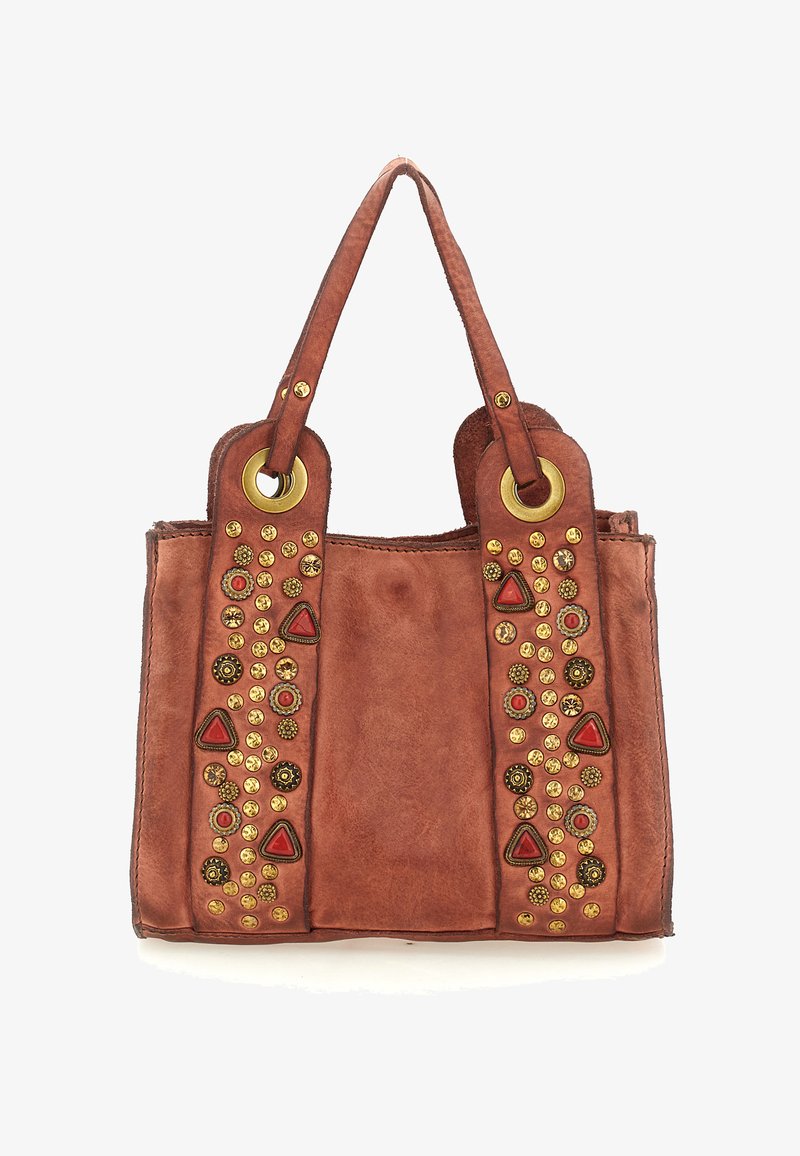 Borsa a tracolla in pelle marrone con due manici, caratterizzata da borchie dorate e decorazioni triangolari e circolari rosse e nere.