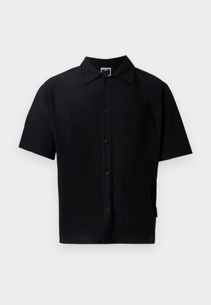 Sort kortærmet skjorte med ribbet struktur, klassisk krave, frontknapper og lige kant. Ingen synlige mønstre eller detaljer.