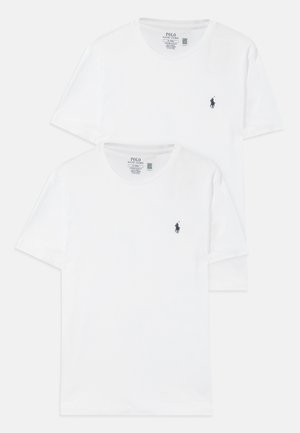 Due t-shirt bianchi in cotone con maniche corte, scollature rotonde e un piccolo logo scuro sul lato sinistro del petto. Design semplice, vestibilità standard.