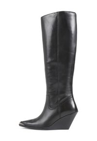 Bottes noires montantes en cuir lisse, avec un bout pointu, un talon en coin et un détail minimal de couture.