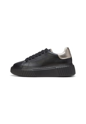 Czarny niski sneaker z grubą teksturowaną podeszwą, czarne sznurowadła i metalową srebrną zakładką na pięcie, pokazany z boku na białym tle.