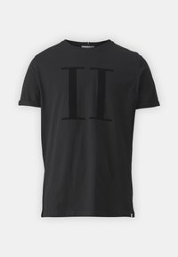T-shirt noir en coton, avec un grand imprimé noir "II" sur le devant. Manches courtes, col rond et poignets roulés.