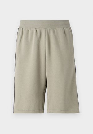 Világosszürke, térd alatt érő, puha anyagból készült rövidnadrág, fekete csíkkal mindkét oldalon és kényelmes, gumírozott derékkal.