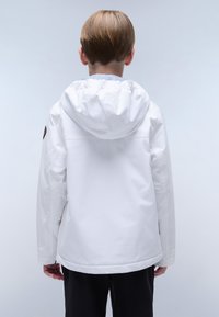 Veste imperméable blanche avec capuche ajustable, texture lisse, manches longues et poches latérales. Présente un logo sur l'épaule gauche.