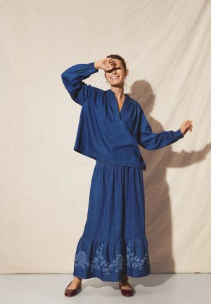 TERKA - Bluse - medium blue denim embroidery