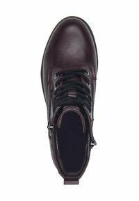 Botines burdeos hechos de cuero, con cordones negros, cremallera lateral, interior acolchado y diseño de puntera redondeada.