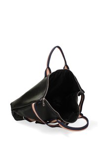 Borsa in pelle nera con chiusura a zip, apertura ampia nella parte superiore e manici doppi in tessuto con strisce blu e arancioni. Interno completamente foderato in nero.