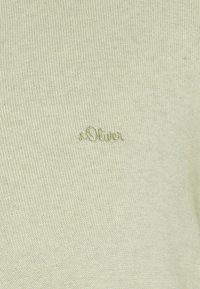 Jasnozielony sweter dzianinowy z teksturowaną tkaniną i subtelnym haftowanym logo w dopasowanym odcieniu.