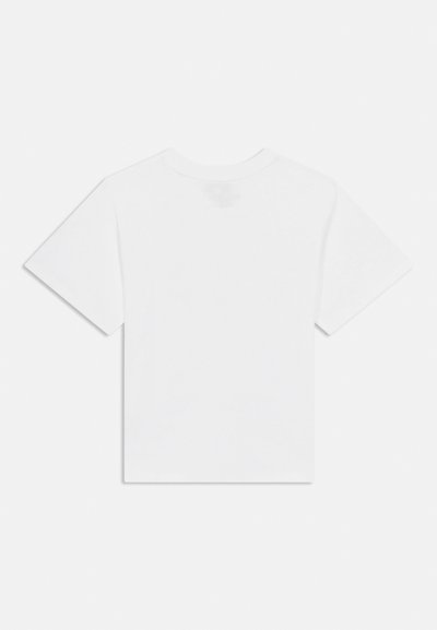 Λευκό βαμβακερό T-shirt με κοντά μανίκια, στρογγυλή λαιμόκοψη, λεία υφή, χωρίς ορατή σήμανση ή σχέδια, κανονική ευθεία εφαρμογή.