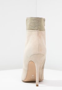MAI PIÙ SENZA Botines de tacón - sand