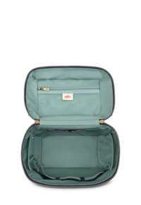 Een turquoise ritstas cosmetica tas met een gouden ritssluiting. Binnenin bevinden zich een netvakje, een stoffen label en een ruime, gladde binnenkant.