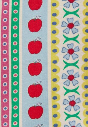 Vertikálne pruhy s opakujúcimi sa vzormi červených jabĺk, modrých kvetov s červenými stredmi a radmi farebných bodiek na ružovom, zelenom a žltom pozadí.