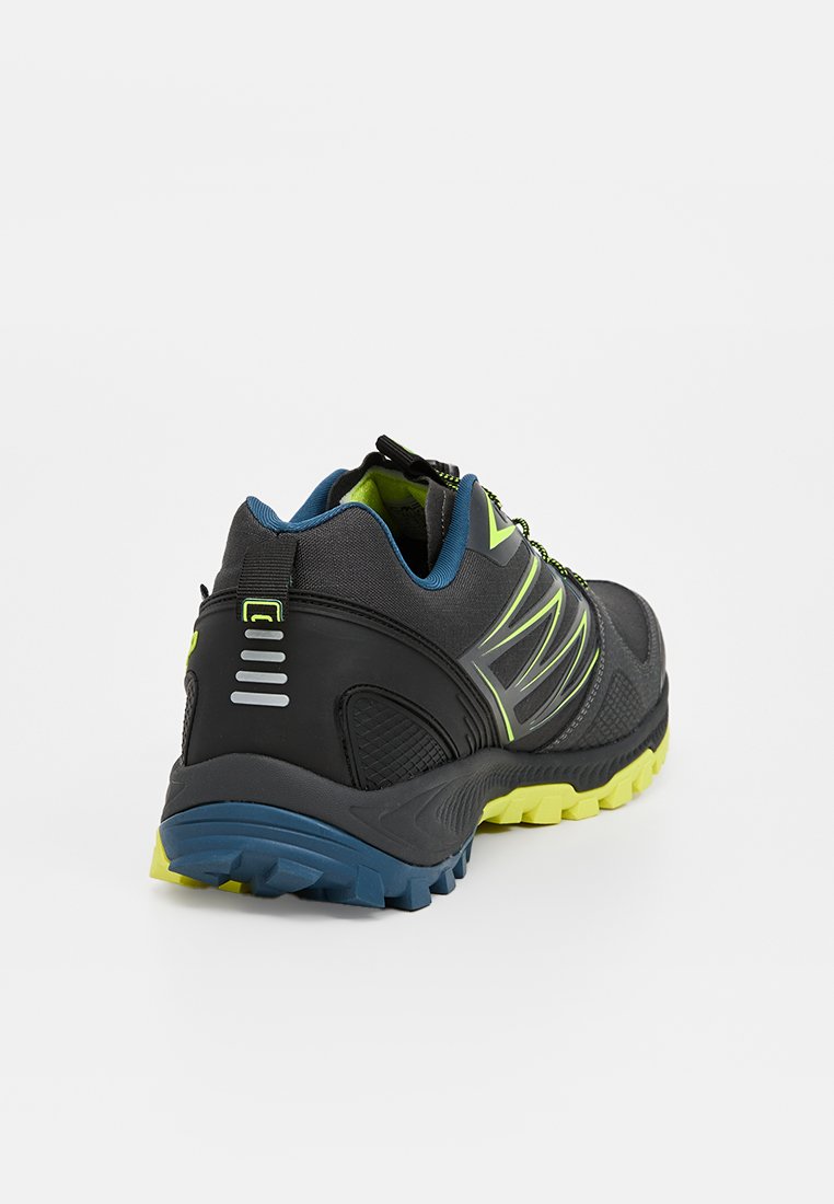 Scarpa sportiva nera con accenti blu e verde lime, suola testurizzata e tallone imbottito. Dettagli riflettenti sulla parte superiore.