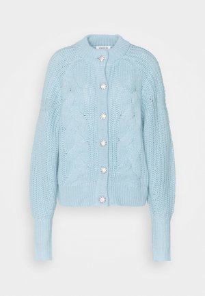 Cardigan bleu clair en tricot avec motifs en torsades, manches longues côtelées et six boutons ronds décoratifs sur le devant.