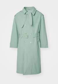 Trench coat verde menta com colarinho atado, frente de duplo botão, bolsos laterais e cintura com cinto, feito de tecido leve e suave.