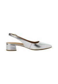 Chaussure slingback métallique argentée avec un embout pointu, un petit talon carré et une texture lisse, dotée d'une sangle et de côtés ouverts pour une meilleure ventilation.