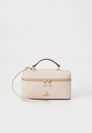 Beige leren cosmeticatas met een gestructureerde afwerking, gouden rits en een zwarte handgreep. Voorzien van een afneembare polsband en logodetail.