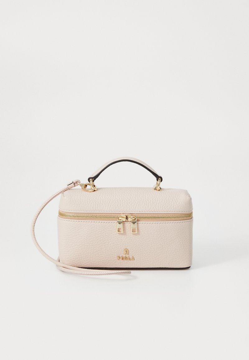 Trousse de maquillage en cuir beige avec une finition texturée, fermeture éclair dorée et poignée noire. Comprend une sangle de poignet amovible et un détail de logo.