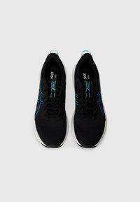 Svarte joggesko med mesh-overdel, blå detaljer og hvite såler. Har snøring og ASICS-merke på innersålen.