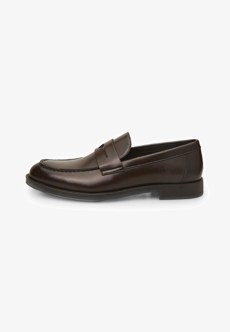 Loafers din piele maro cu o textură netedă, vârf rotund și detalii de cusătură. Dispun de un toc jos, stratificat și design slip-on.