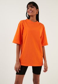 LELA LOOSE FIT - Jednoduché tričko - orange