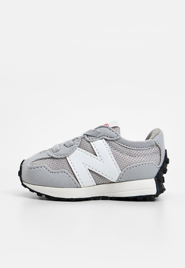 Sneakers grises en matériaux mesh et daim, avec des accents blancs, des lacets et une semelle en caoutchouc noir texturé. Présente un grand logo blanc sur le côté.