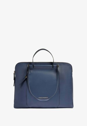 Borsa per laptop in pelle blu navy con una forma rettangolare strutturata, manico superiore, tasca anteriore e un sottile accento dorato del logo. Texture liscia.