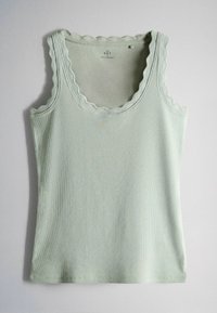 Svetlozelené rebrované tielko s vlnkovanými okrajmi na výstrihu a okolo podpazuší, bez rukávov a v ležérnom štýle.