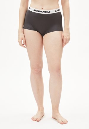 Graue Baumwollunterwäsche mit einem breiten weißen Bund, auf dem der Text "ARMEDANGELS" in Schwarz steht. Hipster-Schnitt, glattes Material und minimalistisches Design.