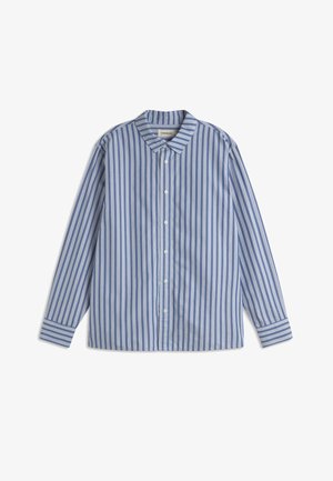 Blau-weiß gestreiftes, langärmeliges Hemd mit Knöpfen, Kragen und Manschetten, flach auf weißem Hintergrund gelegt.