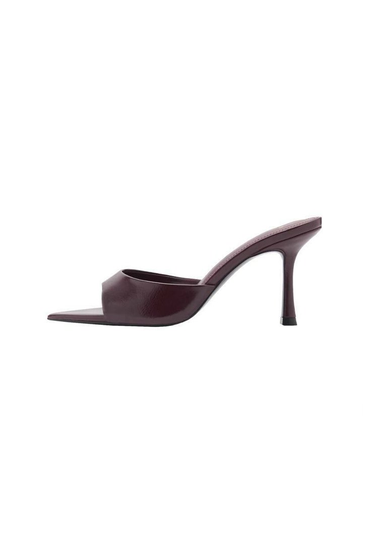 Burgunderfarbene High-Heel-Mules mit quadratischer Zehenpartie, aus glattem Leder gefertigt. Sie verfügen über ein elegantes, minimalistisches Design und einen schmalen Absatz.