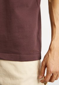 adidas Originals TEE - T-shirt estampada - shadow brown