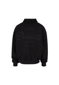 Svart hettegenser med høy krage, prydet med hevet tekst "Forbudte plagg" og bladdesign på baksiden. Mykt materiale, avslappet passform.