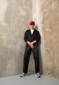 Nike Sportswear CLUB PANT - Treniņtērpa apakšdaļas - black/white
