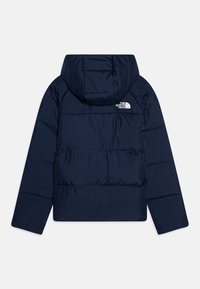 Pufferjakke i marineblått med hette, med kviltedesign og The North Face-logo på øvre rygg. Glatt tekstur, isolert.