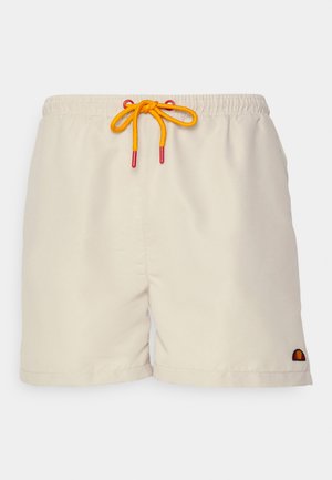 Beige Badeshorts mit elastischem Bund und gelbem Kordelzug, versehen mit roten und grauen Spitzen sowie einem Logo am linken Saum.