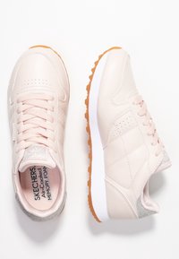 Rosa syntetiska sneakers med en slät yta, perforerade detaljer och en metallisk silveraccent. Utrustad med en vit mellansula och en texturerad gummisula.