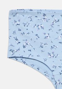 Culottes en coton bleu clair avec un motif floral en blanc et bleu foncé, dotées d'une taille élastique cousue et d'une texture lisse.
