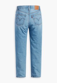 Jean en denim bleu clair avec jambes droites, deux poches arrière avec couture arquée et un patch de cuir marron de la marque sur la ceinture.