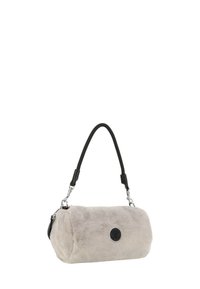Borsa a tracolla in finta pelliccia grigia con forma cilindrica, dotata di una tracolla nera e dettagli in metallo. Dettaglio del logo circolare sul davanti.