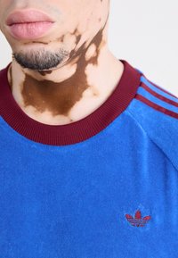 adidas Originals CALI TEE - T-shirt estampada - blue