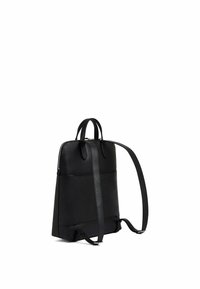 Zaino in pelle nera con un design strutturato, dotato di spallacci regolabili, manici superiori e chiusura con zip. Texture liscia, dettagli ridotti al minimo.