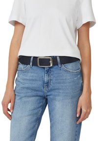 Marineblauer Lederbelt mit einer silbernen rechteckigen Schnalle, getragen über hellblauen, locker sitzenden Jeans, kombiniert mit einem weißen T-Shirt.