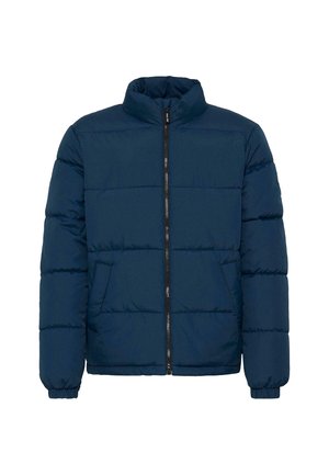 Tumši zils pūkains jaka ar augstu apkakli, rāvējslēdzēja priekšpusi, divām sānu kabatām un horizontālu šuvju struktūru siltumizolācijai. Gluda auduma tekstūra.