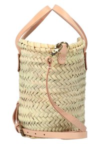 Sac seau en paille tissée avec des accents en cuir naturel tan, bandoulière réglable et fermeture à clip en métal. Il présente une forme cylindrique.