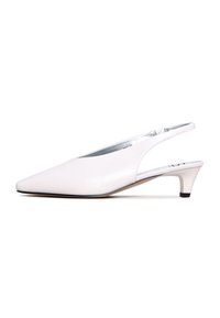 Talons aiguilles slingback en cuir blanc avec un bout pointu, un talon bas et un doublage intérieur argenté. Texture lisse avec des détails de design minimalistes.